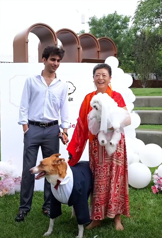 豪车法拉利接亲外国小伙乐坏了开元棋牌富婆给狗办婚礼送豪宅(图5)